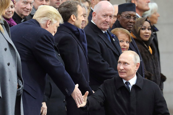 ترامب يحرج ماكرون، ويتبادل النظرات والابتسامات مع بوتين! فيديو صورة رقم 6