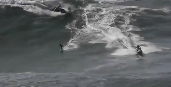 فيديو مخيف: موجة ضخمة تبتلع راكب أمواج أسترالي! صورة رقم 1