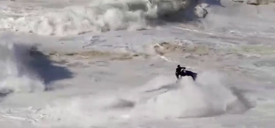 فيديو مخيف: موجة ضخمة تبتلع راكب أمواج أسترالي! صورة رقم 2