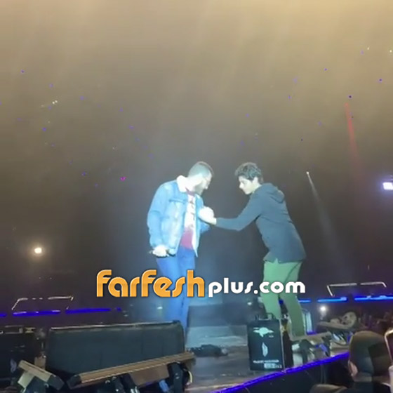 فيديو سقوط أحمد زاهر على المسرح امام الجمهور في حفل تامر حسني صورة رقم 3