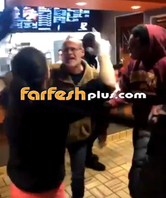 فيديو مديرة مكدونالدز تطرد مراهقين مسلمين هددهم مسلح عنصري بمسدس! صورة رقم 7