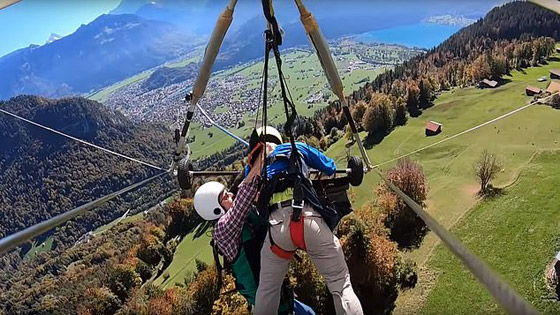 فيديو يحبس الأنفاس: مدوّن أمريكي أُجبر على التعلق بيديه أثناء التحليق بطائرة! صورة رقم 2