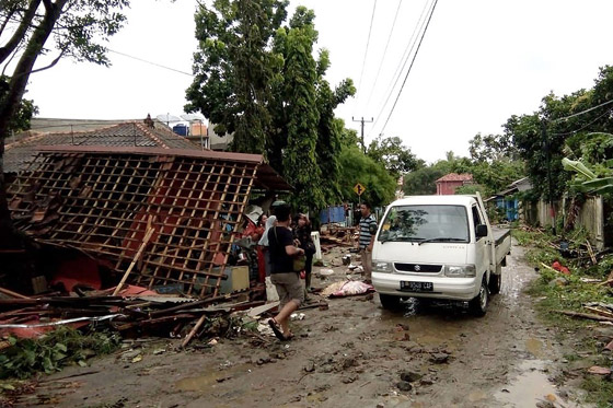 مقتل 168 شخصا وإصابة المئات وابتلاع حفل موسيقي إثر تسونامي بإندونيسيا! صورة رقم 11