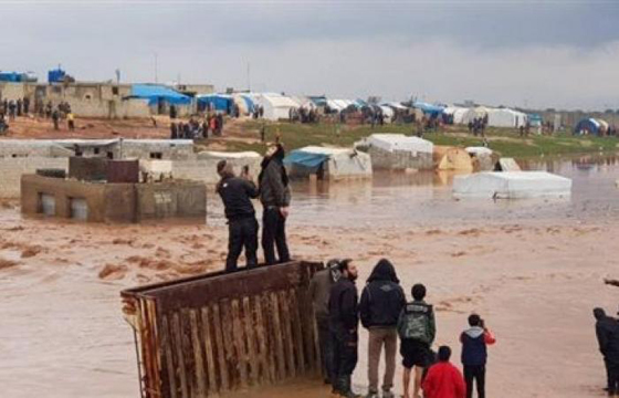 بالفيديو والصور.. الأمطار والفيضانات تجرف مخيمات النازحين السوريين  صورة رقم 3