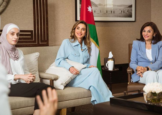 الملكة رانيا ترد على انتقاد أسعار ملابسها الفاخرة: معظمها (اعارة وهدايا)! صورة رقم 6