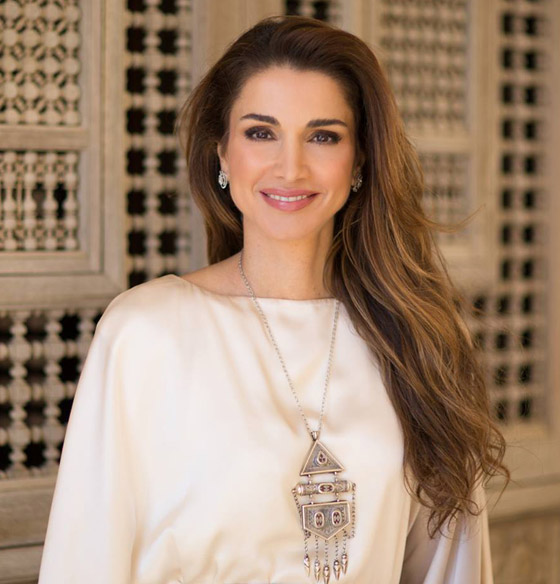 الملكة رانيا ترد على انتقاد أسعار ملابسها الفاخرة: معظمها (اعارة وهدايا)! صورة رقم 13