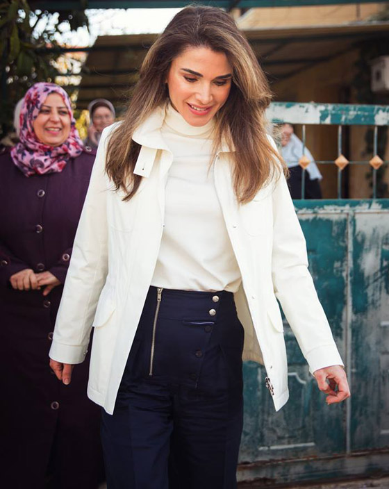 الملكة رانيا ترد على انتقاد أسعار ملابسها الفاخرة: معظمها (اعارة وهدايا)! صورة رقم 8
