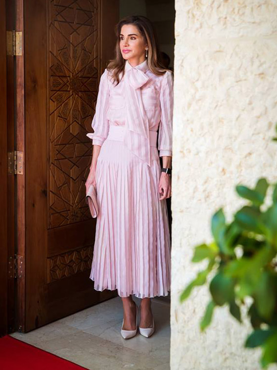 الملكة رانيا ترد على انتقاد أسعار ملابسها الفاخرة: معظمها (اعارة وهدايا)! صورة رقم 10