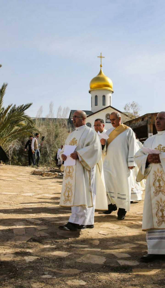 بالفيديو والصور.. شاهدوا الاحتفالات بذكرى تعميد المسيح في نهر الأردن صورة رقم 2