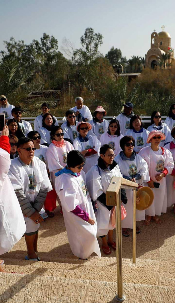 بالفيديو والصور.. شاهدوا الاحتفالات بذكرى تعميد المسيح في نهر الأردن صورة رقم 8