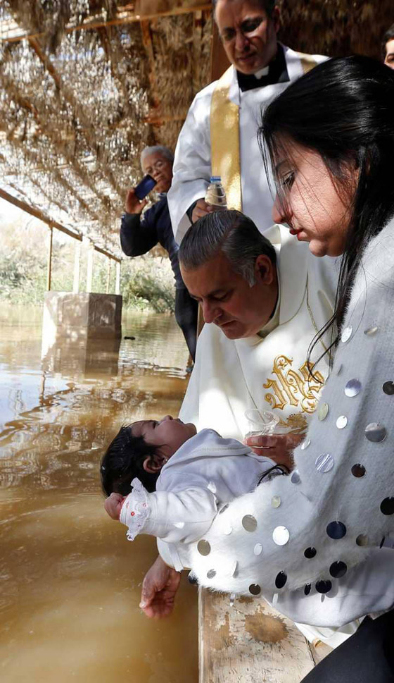 بالفيديو والصور.. شاهدوا الاحتفالات بذكرى تعميد المسيح في نهر الأردن صورة رقم 10