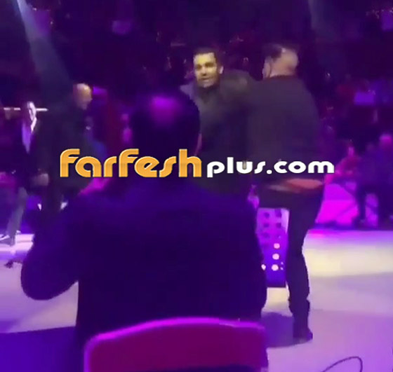 لماذا ارتمت هذه الفتاة في أحضان كاظم الساهر على المسرح؟ بالفيديو صورة رقم 2 لماذا ارتمت هذه الفتاة في أحضان كاظم الساهر على المسرح؟ بالفيديو صورة رقم 2