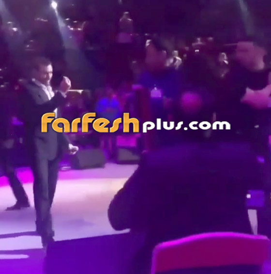 لماذا ارتمت هذه الفتاة في أحضان كاظم الساهر على المسرح؟ بالفيديو صورة رقم 4 لماذا ارتمت هذه الفتاة في أحضان كاظم الساهر على المسرح؟ بالفيديو صورة رقم 4