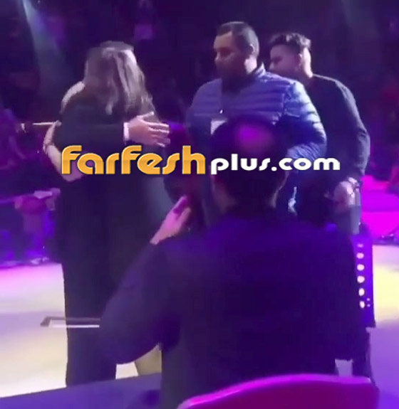 لماذا ارتمت هذه الفتاة في أحضان كاظم الساهر على المسرح؟ بالفيديو صورة رقم 6 لماذا ارتمت هذه الفتاة في أحضان كاظم الساهر على المسرح؟ بالفيديو صورة رقم 6
