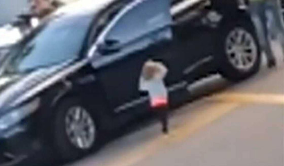  امريكا: فيديو يظهر استسلام طفلة للشرطة يثير الغضب صورة رقم 2
