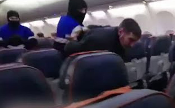 فيديو اعتقال راكب ثمل هدد بسلاحه محاولا خطف طائرة روسية الى أفغانستان! صورة رقم 2