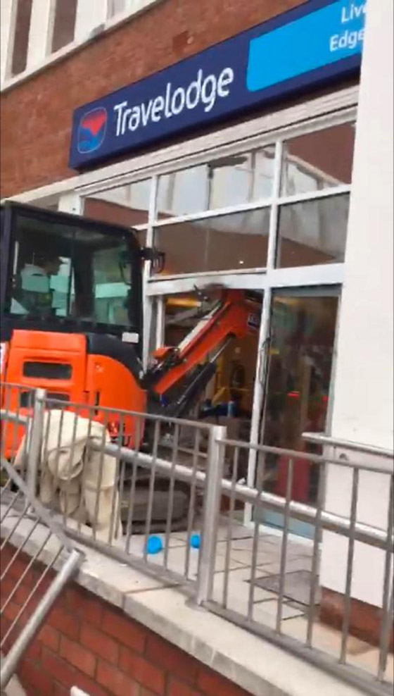 عامل بناء يحطم فندقا ساعد ببناءه انتقاما من رؤسائه في العمل! فيديو صورة رقم 3