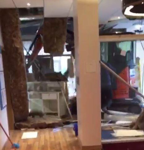 عامل بناء يحطم فندقا ساعد ببناءه انتقاما من رؤسائه في العمل! فيديو صورة رقم 9