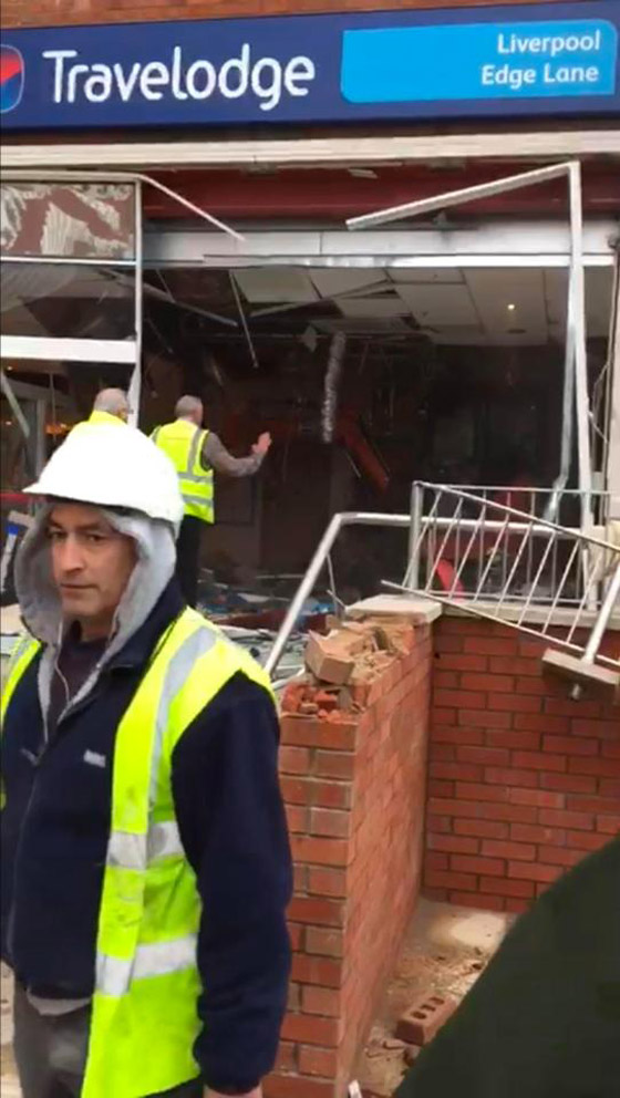 عامل بناء يحطم فندقا ساعد ببناءه انتقاما من رؤسائه في العمل! فيديو صورة رقم 12
