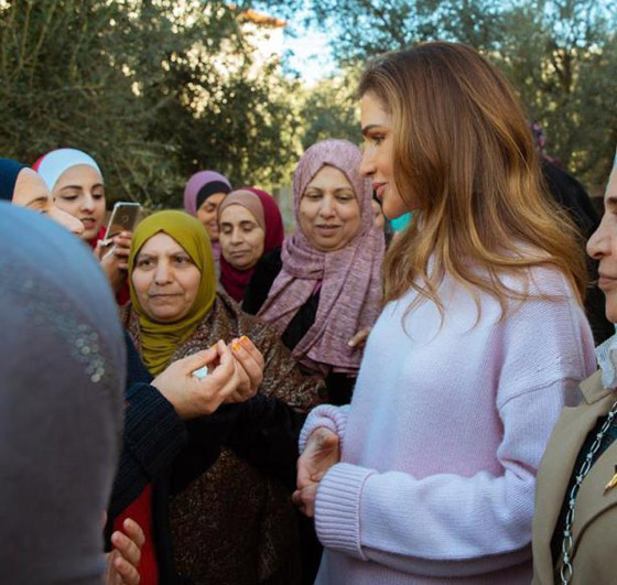 صور الملكة رانيا جالسة على الارض بجوار فرن الخبيز لتشجيع المتطوعات صورة رقم 2