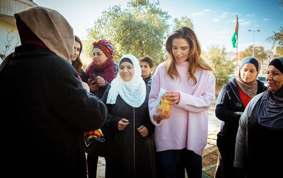 صور الملكة رانيا جالسة على الارض بجوار فرن الخبيز لتشجيع المتطوعات صورة رقم 5