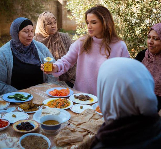 صور الملكة رانيا جالسة على الارض بجوار فرن الخبيز لتشجيع المتطوعات صورة رقم 6