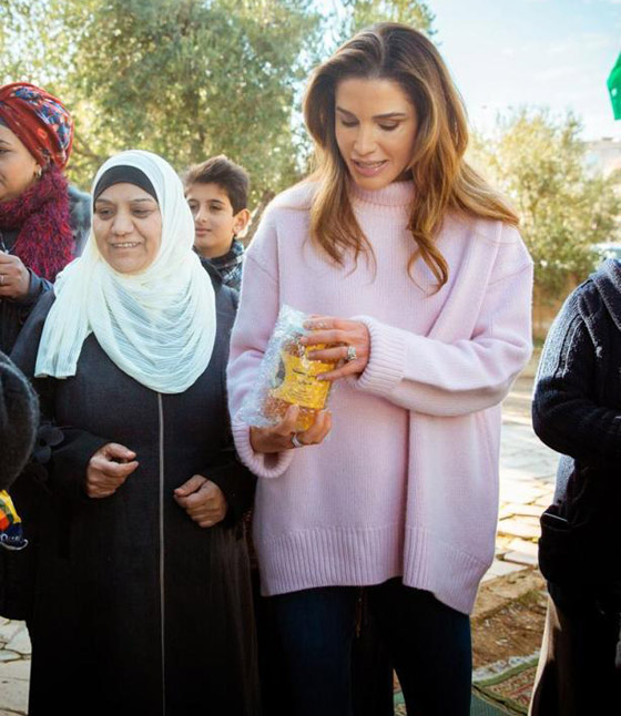 صور الملكة رانيا جالسة على الارض بجوار فرن الخبيز لتشجيع المتطوعات صورة رقم 7