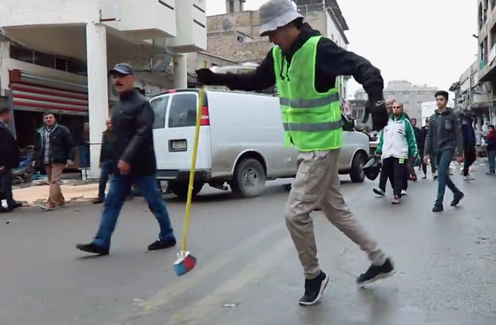 فيديو طريف في شارع عراقي: فتاة ترقص مع عامل نظافة على عزف لشرطي  صورة رقم 1