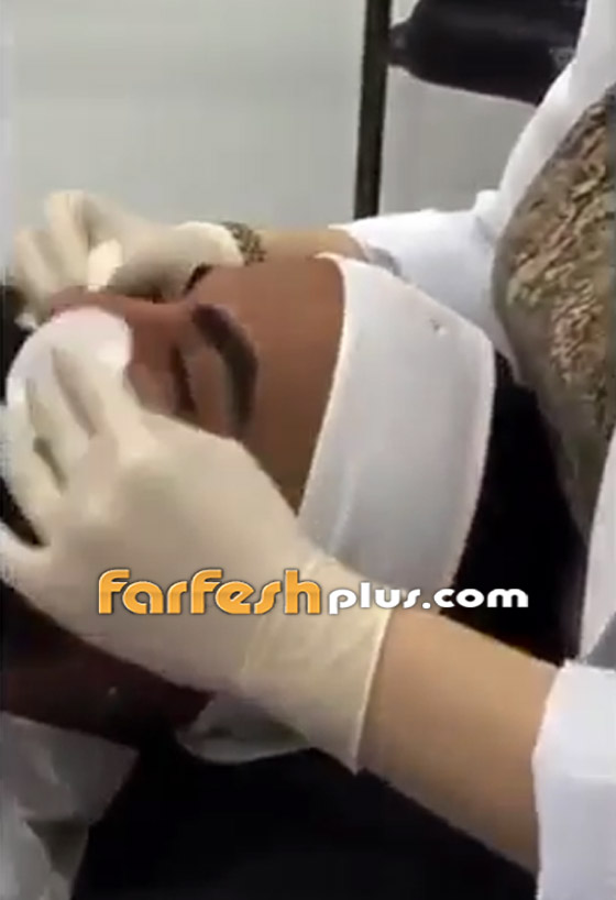 بالفيديو: فنان كويتي يضع ماسك الذهب على وجهه في عيادة تجميل.. صورة رقم 2 بالفيديو: فنان كويتي يضع ماسك الذهب على وجهه في عيادة تجميل.. صورة رقم 2