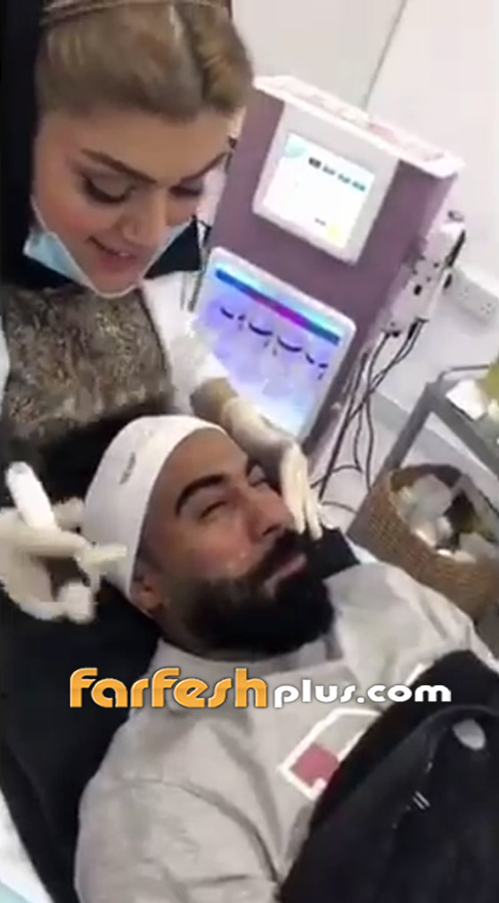 بالفيديو: فنان كويتي يضع ماسك الذهب على وجهه في عيادة تجميل.. صورة رقم 3 بالفيديو: فنان كويتي يضع ماسك الذهب على وجهه في عيادة تجميل.. صورة رقم 3