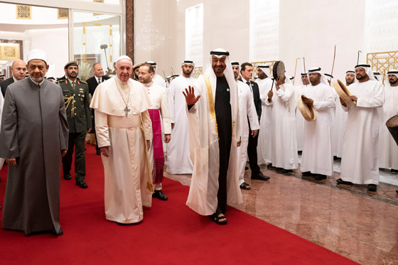 بالفيديو والصور: لقاء تاريخي جمع شيخ الأزهر والشيخ محمد بن زايد مع بابا الفاتيكان فى الإمارات صورة رقم 1