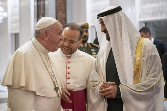 بالفيديو والصور: لقاء تاريخي جمع شيخ الأزهر والشيخ محمد بن زايد مع بابا الفاتيكان فى الإمارات صورة رقم 2