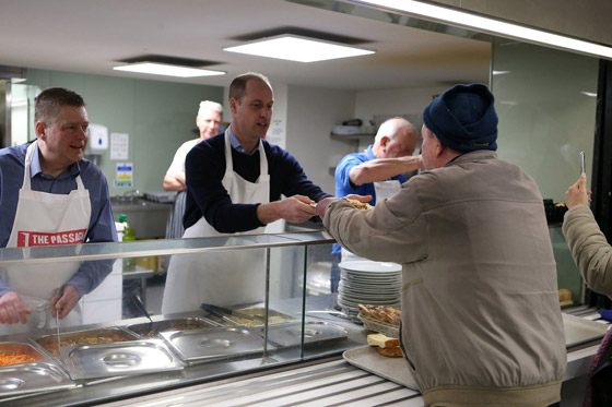 الأمير وليام يقدم الطعام للمشردين في لندن.. فيديو وصور صورة رقم 1