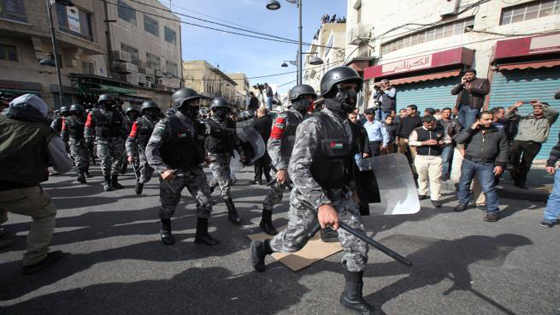 الأردن: بعد مقتل شاب عشريني، اشتباكات بالرصاص الحي بين الشرطة والمواطنين صورة رقم 4