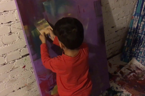 طفل معجزة (6 أعوام) يبهر عشاق الفن ويبيع اللوحة بـ1000 يورو صورة رقم 2