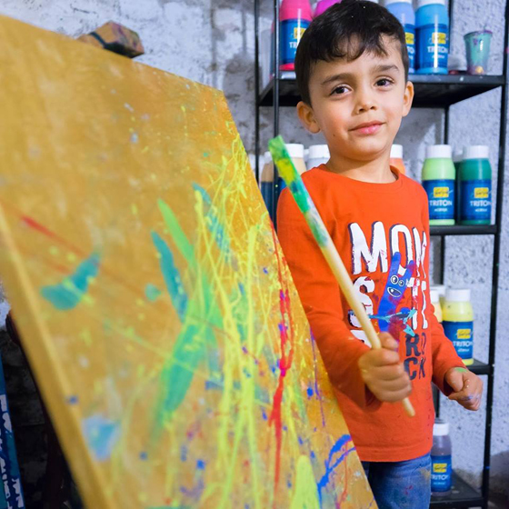 طفل معجزة (6 أعوام) يبهر عشاق الفن ويبيع اللوحة بـ1000 يورو صورة رقم 7