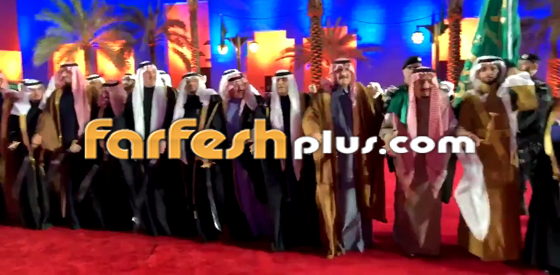  بالفيديو: خادم الحرمين الشريفين الملك سلمان يؤدى رقصة العرضة السعودية صورة رقم 2