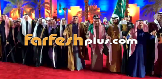  بالفيديو: خادم الحرمين الشريفين الملك سلمان يؤدى رقصة العرضة السعودية صورة رقم 3