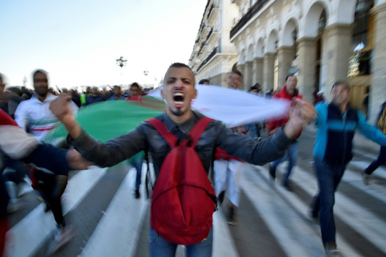 الشارع الجزائري يغلي غضبا ضد بوتفليقة وصدامات بين الشرطة والمتظاهرين صورة رقم 15