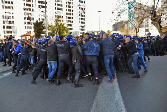 الشارع الجزائري يغلي غضبا ضد بوتفليقة وصدامات بين الشرطة والمتظاهرين صورة رقم 7