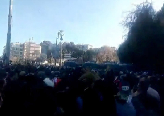 الشارع الجزائري يغلي غضبا ضد بوتفليقة وصدامات بين الشرطة والمتظاهرين صورة رقم 16
