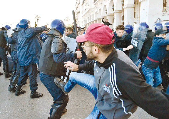 الشارع الجزائري يغلي غضبا ضد بوتفليقة وصدامات بين الشرطة والمتظاهرين صورة رقم 8
