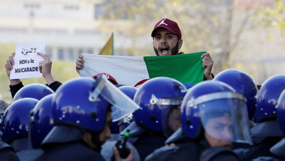 الشارع الجزائري يغلي غضبا ضد بوتفليقة وصدامات بين الشرطة والمتظاهرين صورة رقم 9