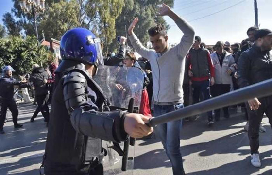 الشارع الجزائري يغلي غضبا ضد بوتفليقة وصدامات بين الشرطة والمتظاهرين صورة رقم 17