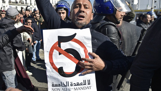 الشارع الجزائري يغلي غضبا ضد بوتفليقة وصدامات بين الشرطة والمتظاهرين صورة رقم 18
