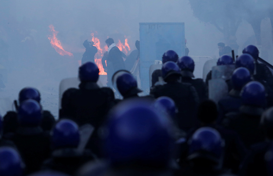 الشارع الجزائري يغلي غضبا ضد بوتفليقة وصدامات بين الشرطة والمتظاهرين صورة رقم 2