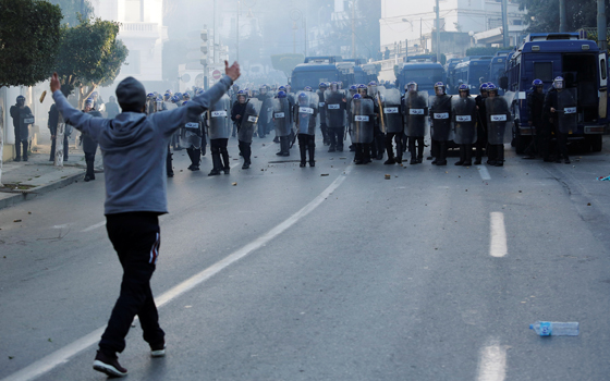 الشارع الجزائري يغلي غضبا ضد بوتفليقة وصدامات بين الشرطة والمتظاهرين صورة رقم 3