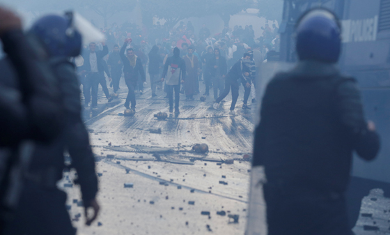 الشارع الجزائري يغلي غضبا ضد بوتفليقة وصدامات بين الشرطة والمتظاهرين صورة رقم 4
