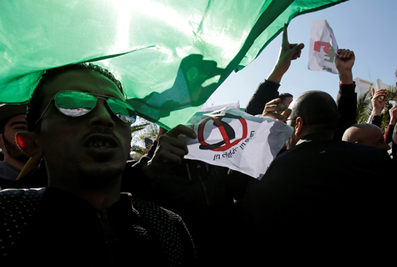 الشارع الجزائري يغلي غضبا ضد بوتفليقة وصدامات بين الشرطة والمتظاهرين صورة رقم 5