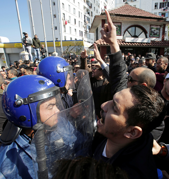 الشارع الجزائري يغلي غضبا ضد بوتفليقة وصدامات بين الشرطة والمتظاهرين صورة رقم 10